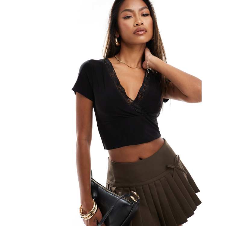 Fashionkilla T shirt crop top pres du corps en tissu double epaisseur avec decollete plongeant en dentelle Noir