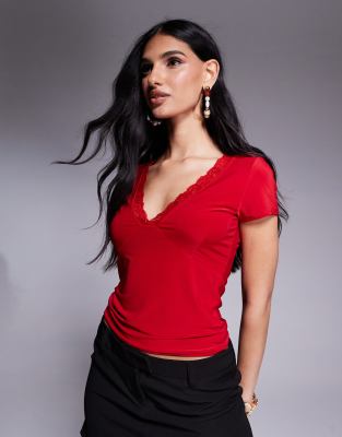 Fashionkilla - Zweilagiges, geschmeidiges T-Shirt in Rot mit tiefem Ausschnitt und Spitzenborte