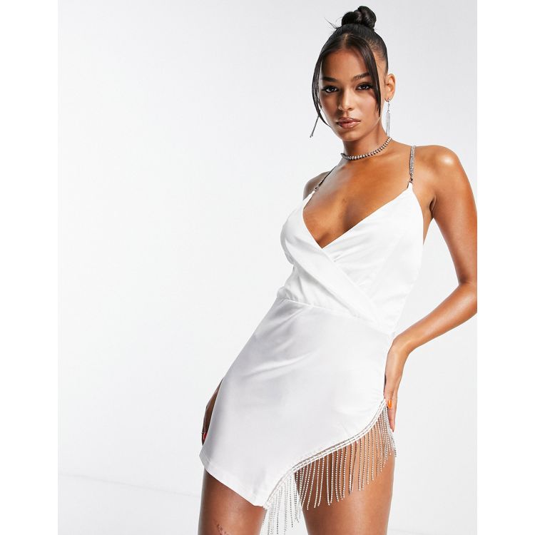 Femme Luxe – Biała sukienka mini bodycon ze zdobionymi ramiączkami i  ozdobnymi frędzlami z boku | ASOS