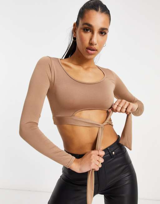 Femme Luxe – Camelowy krótki top z długim rękawem, wycięciem w talii i ozdobnym paskiem