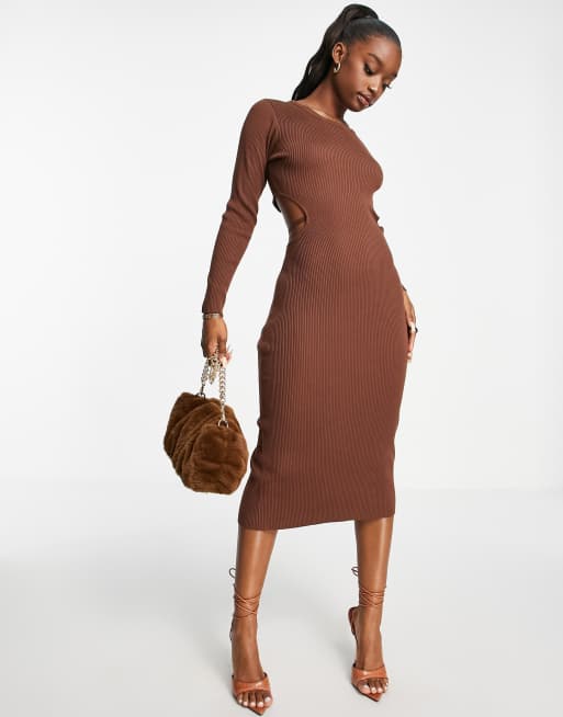 Femme Luxe - Gebreide midi-jurk met uitgesneden detail in chocoladebruin