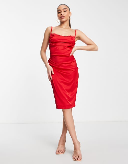 Femme Luxe – Gerafftes Midikleid in Rot mit Korsettdetail und Wasserfallausschnitt