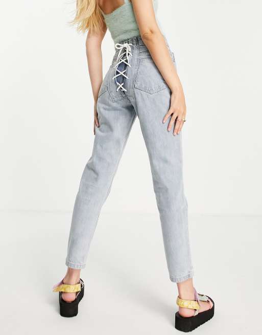 Femme Luxe - Jeans met rechte pijpen en vetersluiting aan de achterkant in blauw met wassing