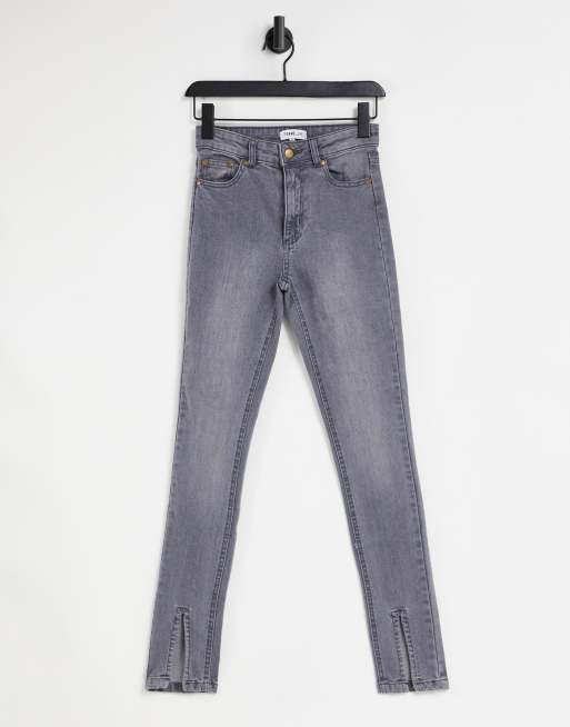 Femme Luxe - Jeans met splitjes voor in grijs met wassing