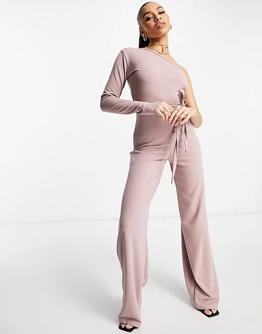 Femme Luxe - Jumpsuit met blote schouder en gestrikte taille in lavendel