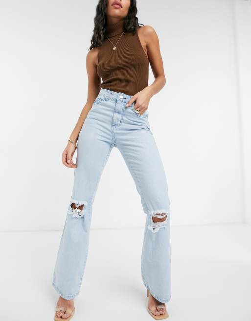 Femme Luxe – Ljusblå utsvängda jeans med hög midja och revor på knäna