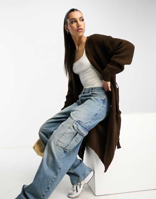Femme Luxe – Longline-Strickjacke in Schokobraun mit Gürteldetail