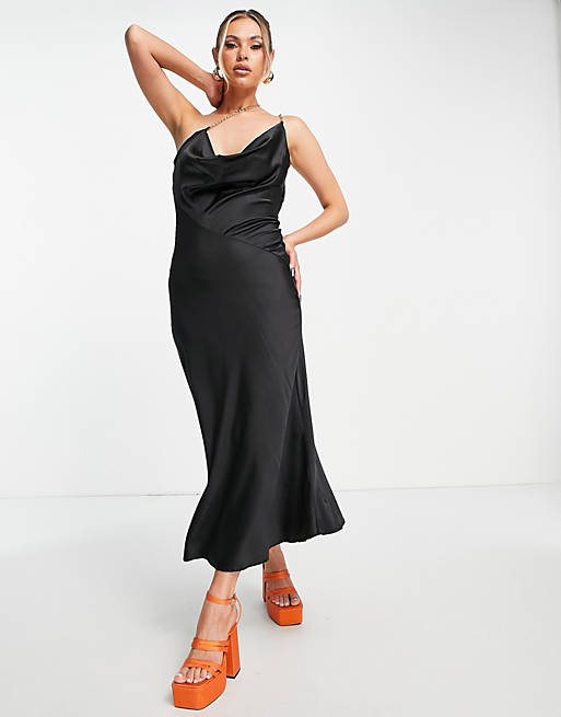 Femme Luxe - Midi jurk van satijn met asymmetrische bandjes met diamantjes in zwart 