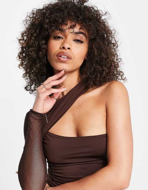 Femme Luxe - Mini jurk met blote schouder en rimpeleffect in chocoladebruin, 3 van 4