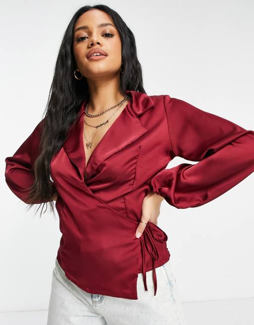 Femme Luxe – Satiniertes Wickeloberteil mit Kragen in Beere