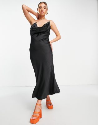 Femme Luxe – Satynowa asymetryczna sukienka midi w czarnym kolorze z kryształkami na ramiączkach 