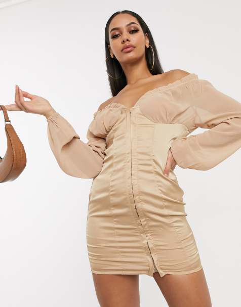 Femme Luxe – Schulterfreies Minikleid in Champagner mit tiefem Ausschnitt und Glockenärmeln