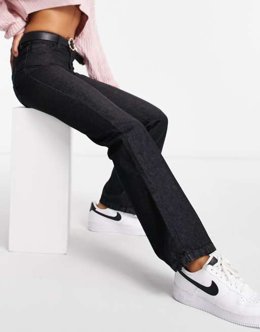 Femme Luxe – Svarta urtvättade jeans i smal utsvängd design med hög midja