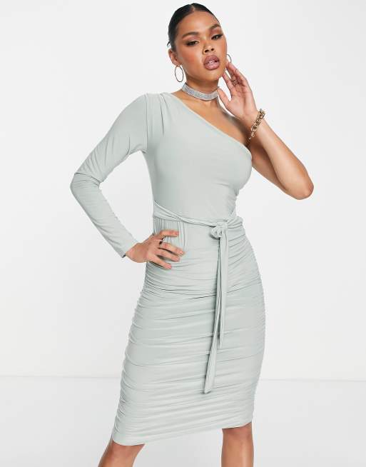 Femme Luxe – Wiązana w talii marszczona sukienka midi bodycon na jedno ramię w szałwiowym kolorze