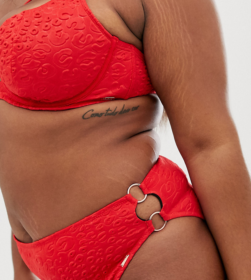Figleaves Curve - røde bikinitrusser med højtskårede ben og ringdetalje i reliefleopard