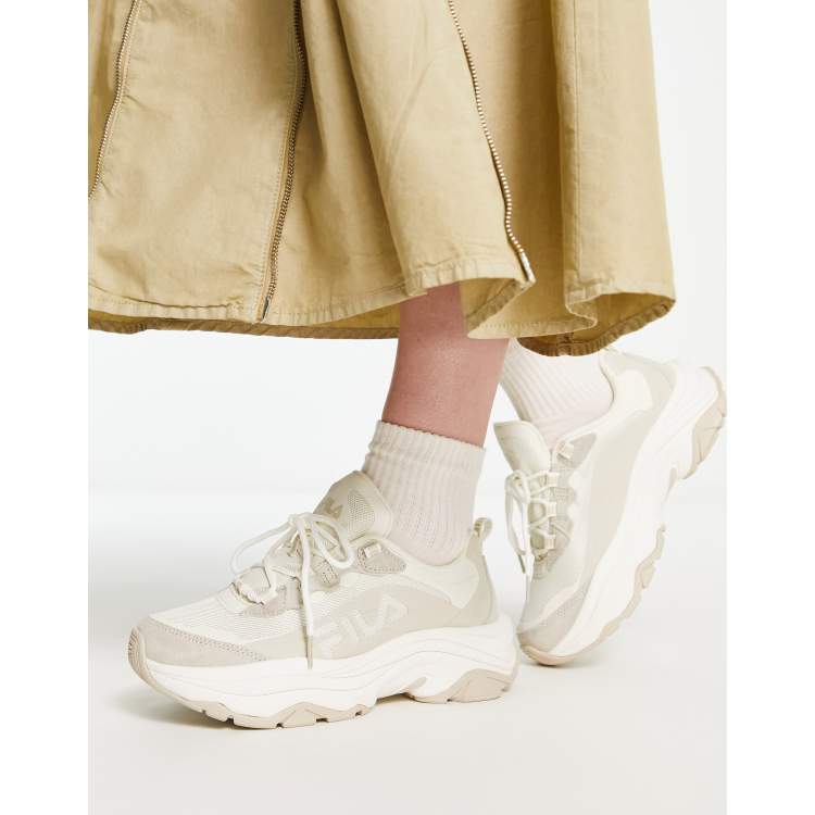 Beige best sale fila sneakers