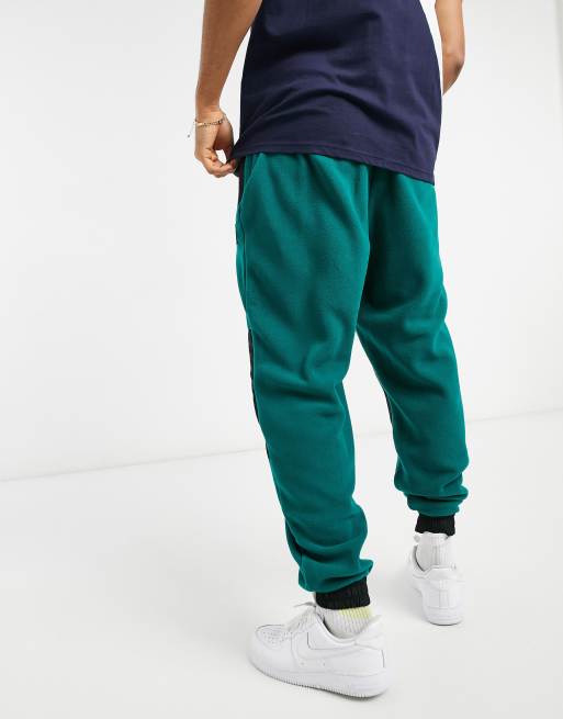 https://images.asos-media.com/products/fila-breithorn-white-rock-pack-polar-fleece-joggers-in-green/21793867-2?$n_640w$&wid=513&fit=constrain