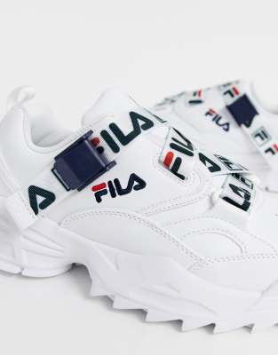 scarpe fila con strappo