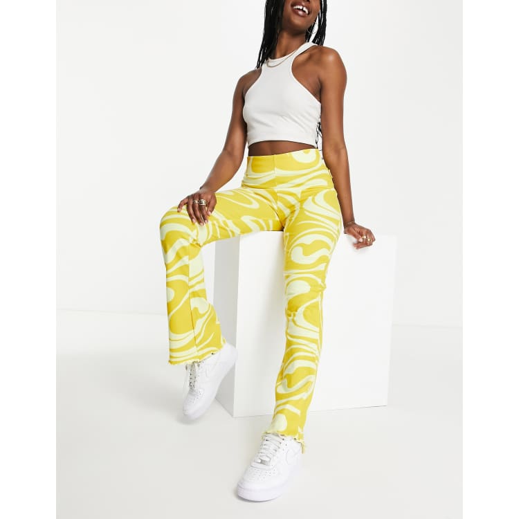 Fila – Gula virvelmönstrade byxor i utsvängd design | ASOS