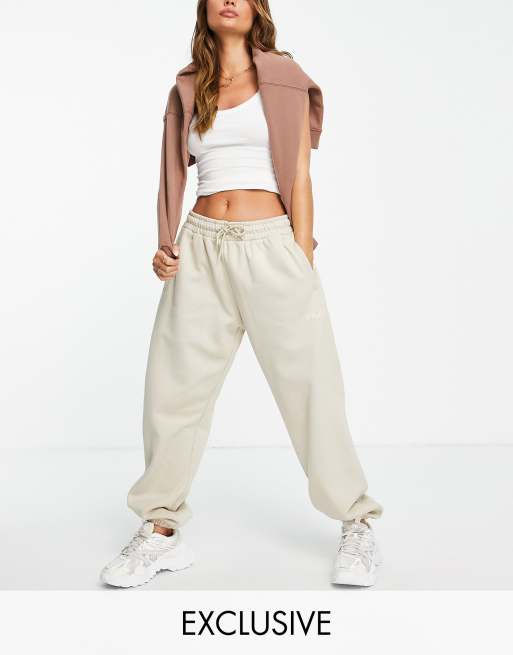 Fila – Joggersy oversize w kolorze ecru z logo w podobnym odcieniu
