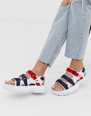Fila – Röda, vita och blå Disruptor-sandaler