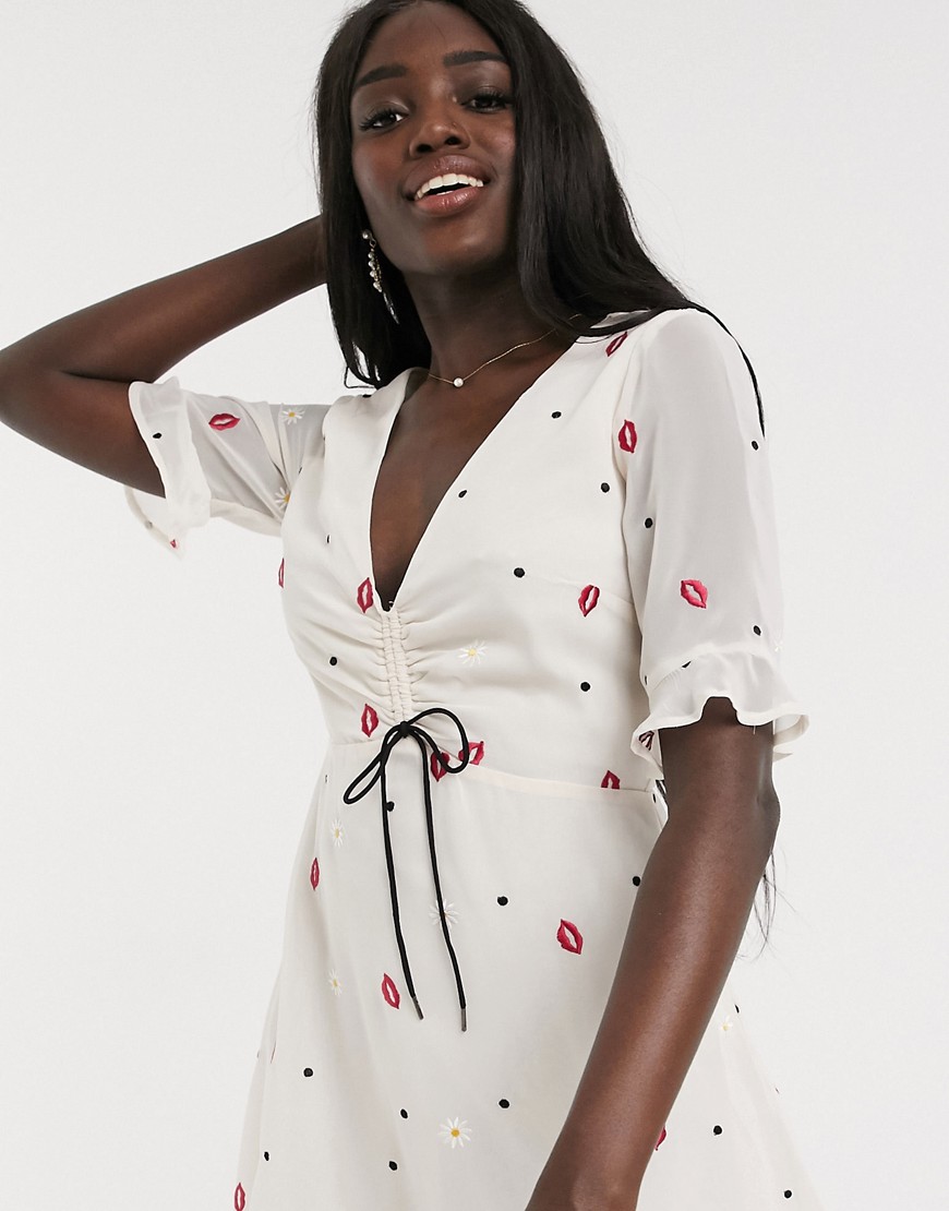 Finders Keepers Chi Chi Lips And Daisy Print Mini Dress In Vanilla Daisy-white