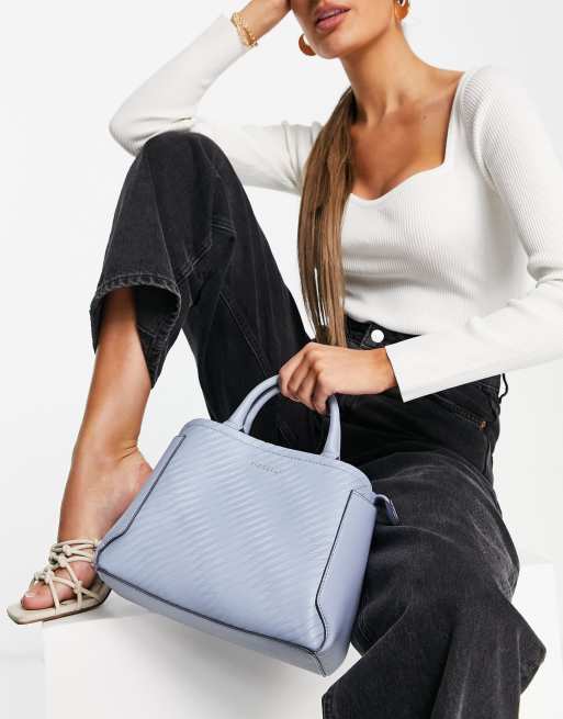 Fiorelli – Halle – Kleine Handtasche in Himmelblau mit Prägung in verdrehter Optik