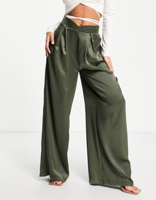 First Distraction The Label – Hose aus Satin in Olivgrün mit weitem Bein und hohem Bund 