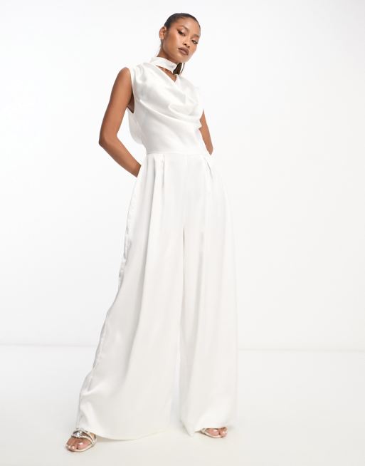 First Distraction The Label - Hvidt jumpsuit med vandfaldsudskæring