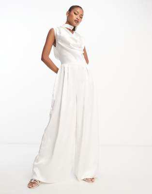 First Distraction The Label - Jumpsuit met gedrapeerde halslijn in wit ...