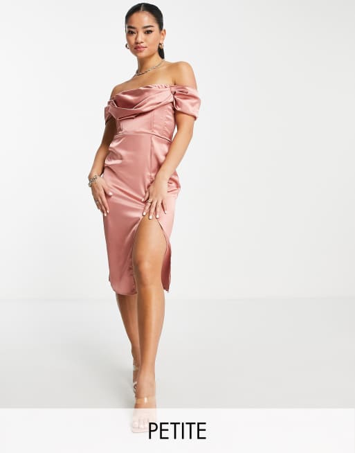 First Distraction The Label – Petite – Midikleid aus Satin in Rosa mit Schlitz