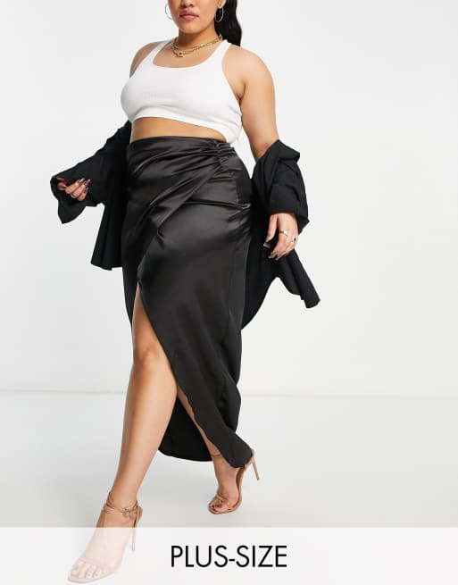  First Distraction The Label Plus – Midirock aus Satin in Schwarz mit Schlitz 