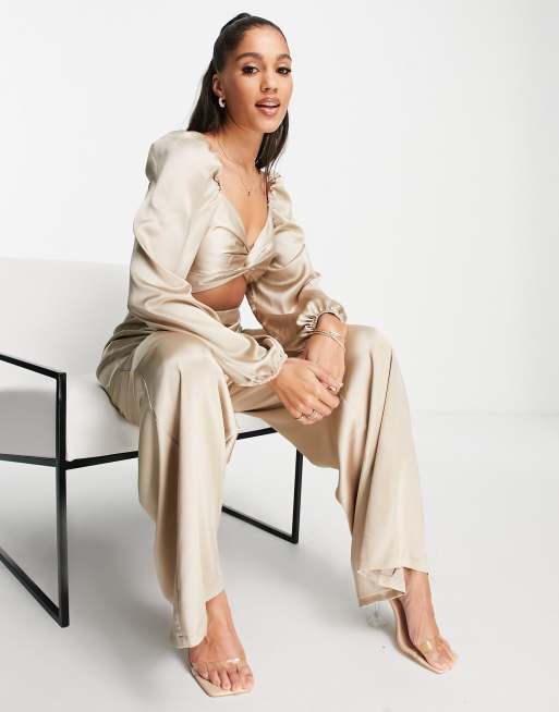 First Distraction The Label - Satijnen jumpsuit met uitsnijding en gedraaide voorkant in taupe