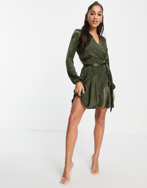 First Distraction The Label - Satijnen mini-jurk met overslag in olijfgroen 