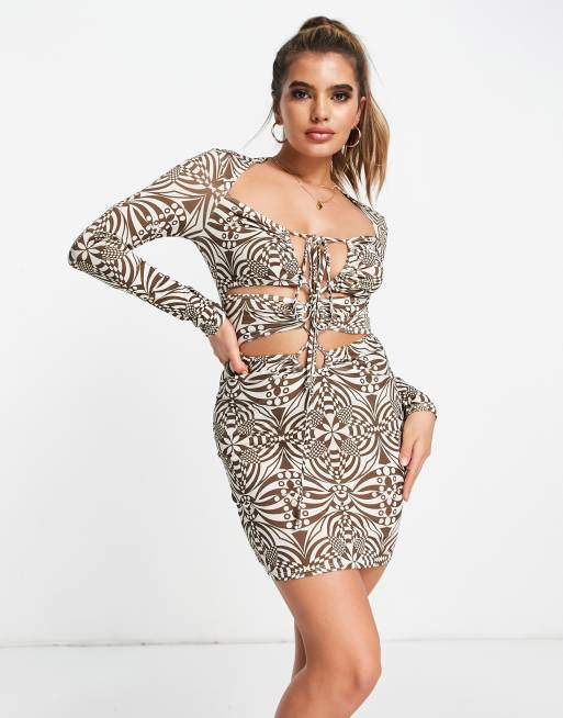 First Distraction - The Label - Vestito corto arricciato marrone con stampa fantasia con cut-out frontale, 2 di 4
