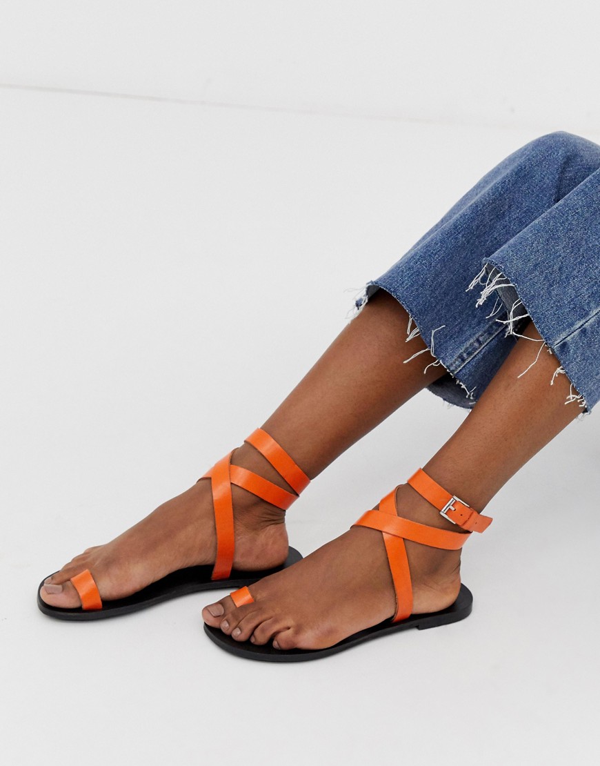 Flade sandaler i fint læder og minimal stil med tårem fra ASOS DESIGN-Orange