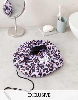 Flat Lay Co  Ljuslila sminkväska med dragsko och leopardmönster-Flerfärgad Flerfärgad