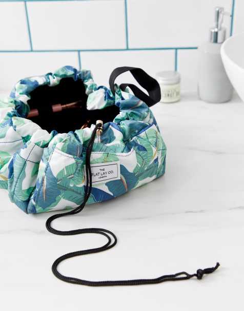 Flat Lay Co – Kosmetiktasche mit Kordelzug und tropischen Blättern