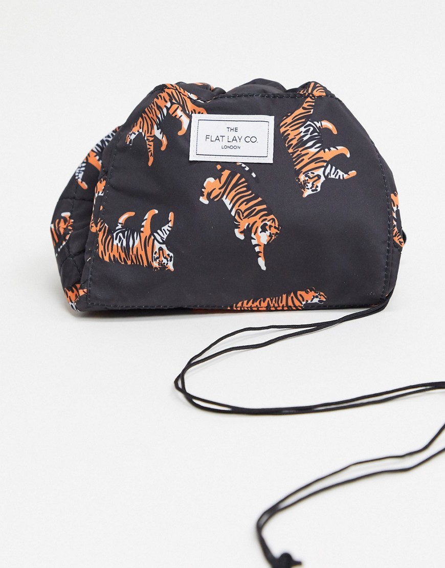 Flat Lay Co - Make-uptasje met trekkoord en tijgerprint-Zonder kleur