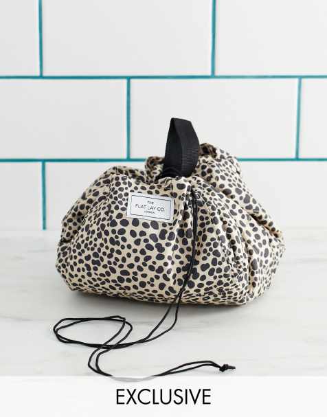 Flat Lay Co - Trousse de maquillage à imprimé pois effet léopard