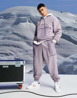 фото Флисовые джоггеры в стиле oversized с нейлоновыми карманами от комплекта asos unrvlld spply-фиолетовый цвет