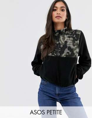 Флисовый топ на молнии с камуфляжным принтом ASOS DESIGN Petite-Зеленый