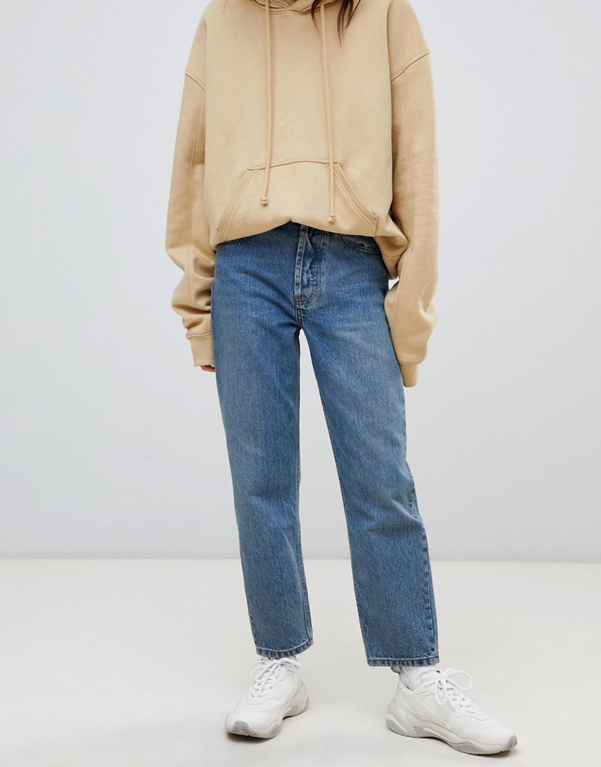 Florence autentiske jeans fremstillet af genanvendte materialer, med lige ben i en forvasket mellemblå stenvask fra ASOS DESIGN.