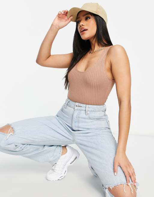 Flounce - Body met lage ronde hals aan voor- en achterkant in taupe