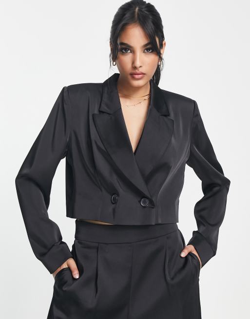 Flounce London - Blazer corto in raso nero in coordinato 