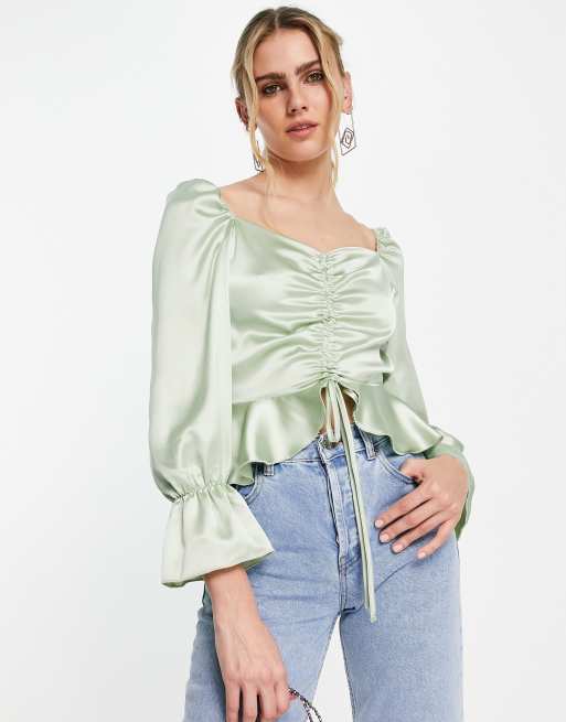 Flounce London - Blusa arricciata sul davanti in raso verde salvia polvere 