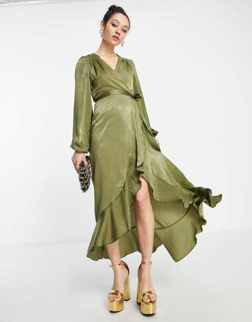Flounce London – Kopertowa satynowa sukienka maxi z długim rękawem w kolorze khaki 