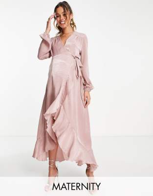 Flounce London Maternity - Langärmliges Maxi-Wickelkleid aus Satin in Heide-Rosé-Rosa