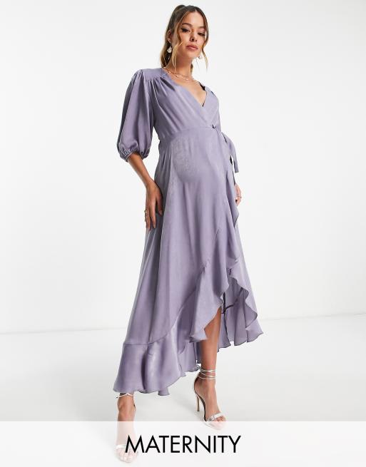 Flounce London Maternity - Lange wikkeljurk van satijn met pofmouwen in lichtblauw
