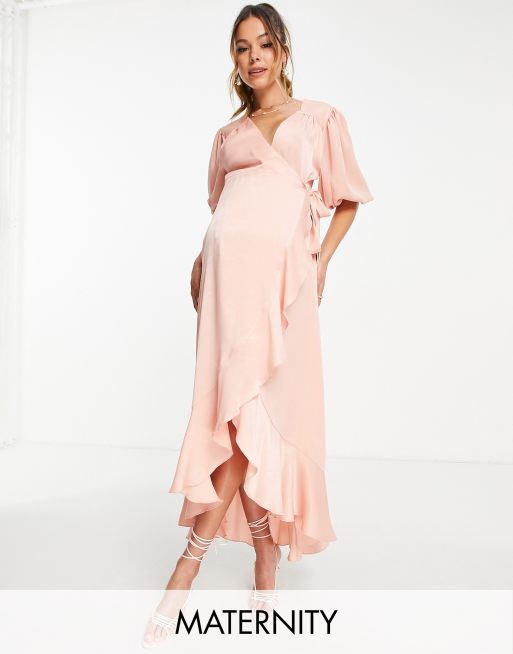 Flounce London Maternity - Lange wikkeljurk van satijn met pofmouwen in lichtroze